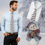 Gravata Snowman com Birdhouse Winter Tie<br><div class="desc">Foto de um Enfeites de natal divertido - um boneco de neve segurando uma casinha de pássaros - enfeita essa gravata que você pode vestir durante todo o inverno</div>