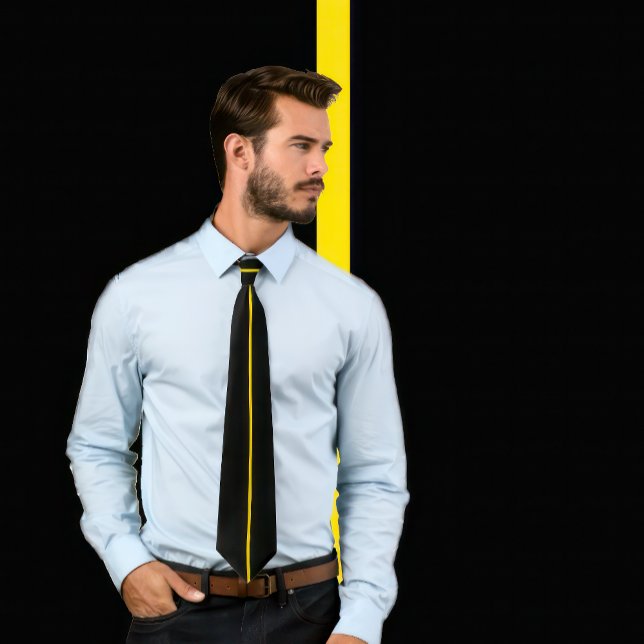 Gravata Solteiro Dourado Stripe na Torre Preta (Man wears a necktie with a single thin golden yellow vertical stripe on black.)