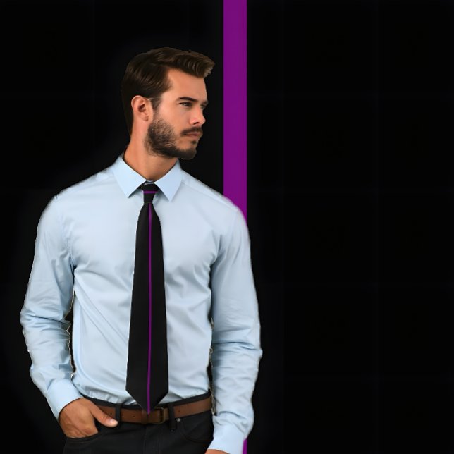 Gravata Solteiro Roxo Roxo no Torneio Preto (Guy wearing a Single Purple Vertical Stripe on Black Tie.)