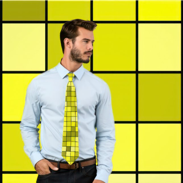 Gravata Sombras do Azulejo Amarelo (Contorno Preto) (Man wears a necktie featuring a shades of yellow tile design.
)