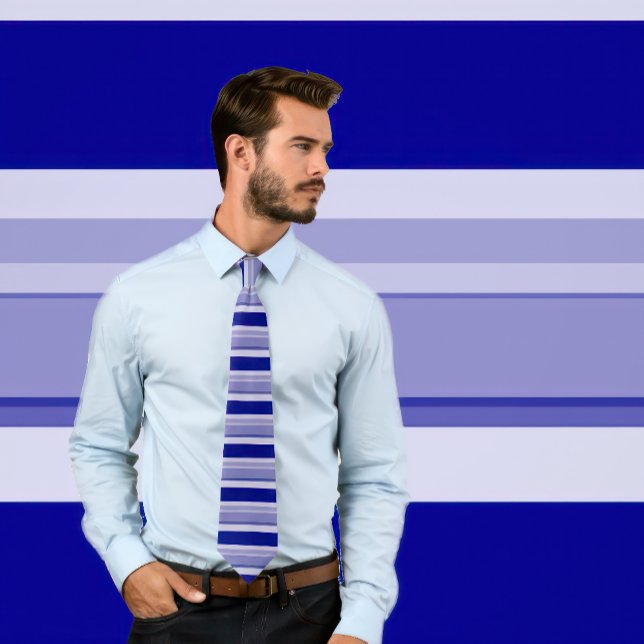 Gravata Sombras do Marinho Blue Tie (faixas horizontais) (Man wears a striped necktie in shades of navy blue.)