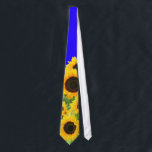 Gravata Sunflower Neck, Ucrânia, Sinalizador Ucraniano<br><div class="desc">Gravatas de girassol dão apoio à Ucrânia, pacificação, empate ucraniano - independência juntos - vitória! Vamos faz do mundo um lugar melhor - todos juntos! Um mundo melhor começa - depende - precisa de você também! Você pode transferir para mais de 1000 produtos Zazzle. Redimensionar e mover ou remover e...</div>