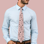 Gravata Tailor Seamstress Profissão Pai Colar<br><div class="desc">A gravata masculina apresenta um padrão elegante inspirado pelo equipamento de alfaiate, fazer um presente pensativo para apresentar a um pai, avô ou tio que trabalha ou tem paixão por alfaiate e costura. A design apresenta uma variedade de símbolos e ferramentas relacionados a alfaiates, como máquinas de costura, tesouras, colheres...</div>