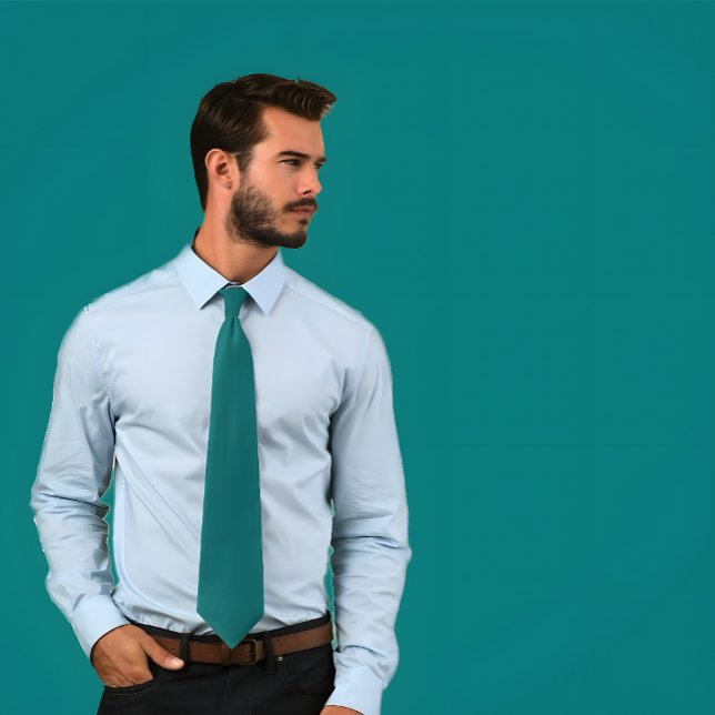 Gravata Tie de Teal Sólido (Man wearing a Solid Teal Colored Necktie.)
