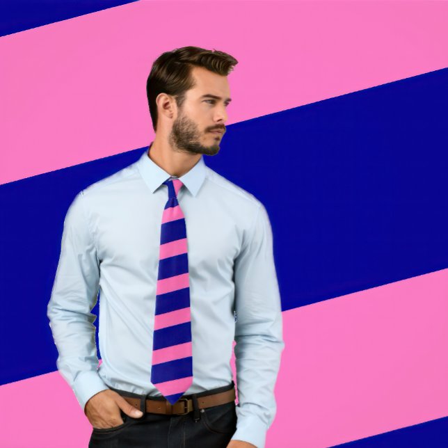 Gravata Tinta rosa quente e Marinho riscado (tiras espessa (Man wears a necktie with hot pink and navy blue stripes.
)