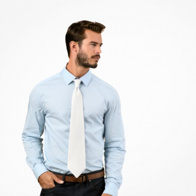 Gravata Torneio Branco Sólido (Man wears a slid white tie.
)