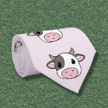 Gravata Torneio De Vaca Corta<br><div class="desc">Uma gravata humorística com um bonito rosto de vaca estilo cartoon em um fundo rosa. Se você está procurando um presente para seu melhor homem na vida,  esta design pode ser perfeita e tão engraçada!</div>