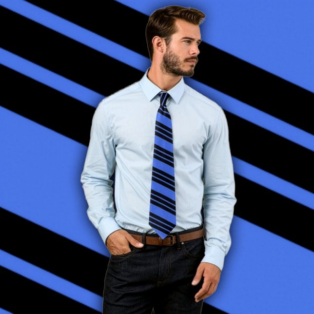 Gravata Torneio Real Azul e Preto com faixas Diagonais (Man wear royal blue and black stripes necktie.  Background matches the tie design.)
