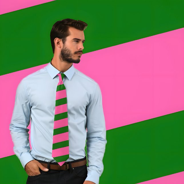 Gravata Torneio rosa-quente e verde-riscado (tiras espessa (Man wears a Hot Pink and Green Striped Tie with Thick Stripes.)
