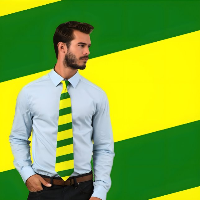 Gravata Torneio verde e amarelo listrado (tiras espessas) (Bearded young man wearing a Green and Yellow Striped Necktie.)