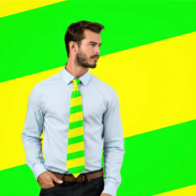 Gravata Torneio verde-neon e amarelo-listrado (tiras espes (Man wears a neon green and yellow striped tie.
)