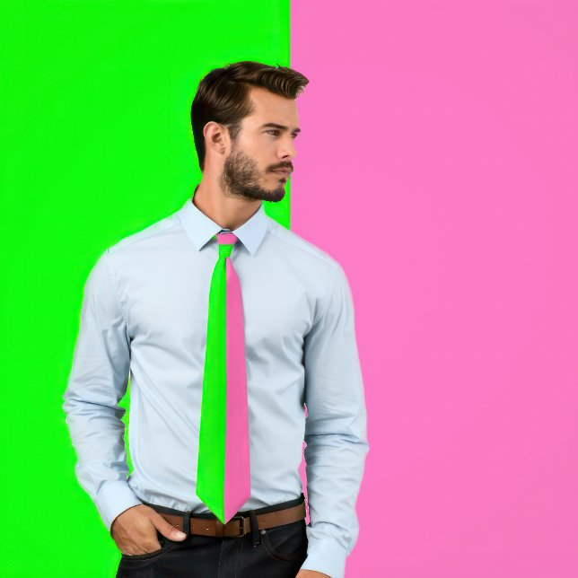 Gravata Torneio Verde Neon e Rosa Quente (Gravação a Duas  (Man wears a Neon Green and Hot Pink Tie (Two Color Tie))