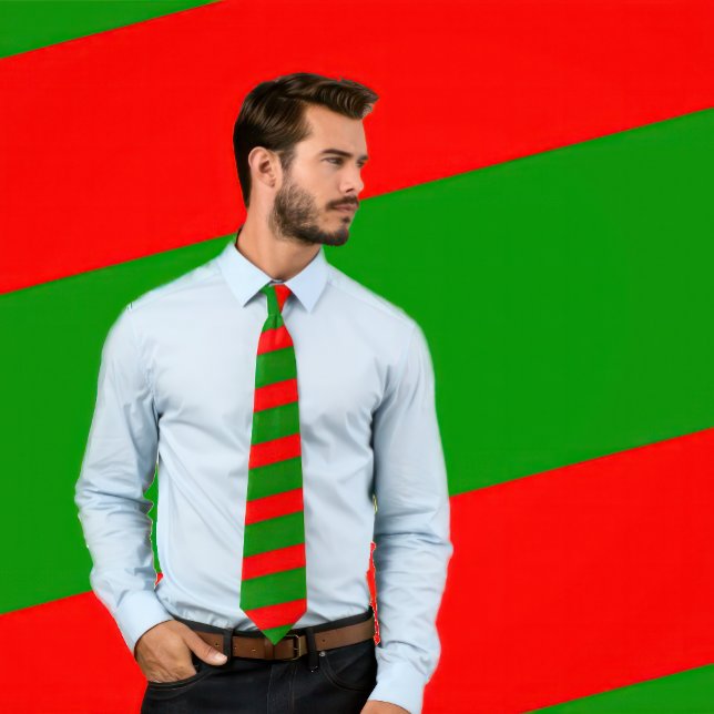 Gravata Torneio Vermelho e Verde (tiras grossas) (Man wears a Red and Green Striped Tie (Thick Stripes)
)