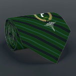 Gravata Verde feito sob encomenda do monograma do<br><div class="desc">Um laço personalizado listrado verde costurou ao especialista ou ao podiatrist do pé e com seu ou monograma do seu receptor do presente dentro de uma grinalda da folha de ouro do falso.</div>