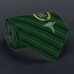 Gravata Verde Monogrammed profissional médico<br><div class="desc">Um laço personalizado listrado verde costurado aos profissionais médicos com seus ou ao monograma do seu receptor do presente dentro de uma grinalda do ouro do falso.</div>