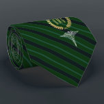 Gravata Verde Monogrammed profissional médico<br><div class="desc">Um laço personalizado listrado verde costurado aos profissionais médicos com seus ou ao monograma do seu receptor do presente dentro de uma grinalda do ouro do falso.</div>