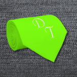 Gravata verde néon sólido - seus monogramas<br><div class="desc">Coletor de cor sólida em verde fluorescente/néon. Você pode personalizar esta gravata com seus próprios monogramas. Cor retrorativa do excelente para uma festa da casa / para qualquer ocasião em que você precisa vestir alguma cor atraente. Design por Alma Wad. IMPRESSOS EM AMBOS OS LADOS.</div>