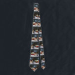 Gravata Winter Beagle Caravan Christmas Adventure<br><div class="desc">Adotar a magia de uma noite de inverno nevada enquanto uma caravana desliza graciosamente através da paisagem iluminada pela lua. A beleza serena da neve escutadora e o brilho encantador da lua criam uma cena cativante,  prometendo uma aventura inesquecível de Natal cheia de calor,  alegria e memórias queridas.</div>