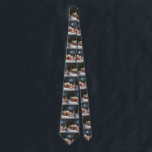 Gravata Winter Bulldog Caravan Christmas Adventure<br><div class="desc">Adotar a magia de uma noite de inverno nevada enquanto uma caravana desliza graciosamente através da paisagem iluminada pela lua. A beleza serena da neve escutadora e o brilho encantador da lua criam uma cena cativante,  prometendo uma aventura inesquecível de Natal cheia de calor,  alegria e memórias queridas.</div>