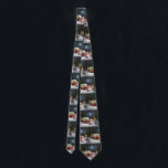 Gravata Winter Corgi Caravan Christmas Adventure<br><div class="desc">Adotar a magia de uma noite de inverno nevada enquanto uma caravana desliza graciosamente através da paisagem iluminada pela lua. A beleza serena da neve escutadora e o brilho encantador da lua criam uma cena cativante,  prometendo uma aventura inesquecível de Natal cheia de calor,  alegria e memórias queridas.</div>