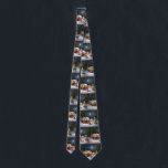 Gravata Winter Corgi Caravan Christmas Adventure<br><div class="desc">Adotar a magia de uma noite de inverno nevada enquanto uma caravana desliza graciosamente através da paisagem iluminada pela lua. A beleza serena da neve escutadora e o brilho encantador da lua criam uma cena cativante,  prometendo uma aventura inesquecível de Natal cheia de calor,  alegria e memórias queridas.</div>