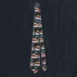 Gravata Winter Labrador Caravan Christmas Adventure<br><div class="desc">Adotar a magia de uma noite de inverno nevada enquanto uma caravana desliza graciosamente através da paisagem iluminada pela lua. A beleza serena da neve escutadora e o brilho encantador da lua criam uma cena cativante,  prometendo uma aventura inesquecível de Natal cheia de calor,  alegria e memórias queridas.</div>