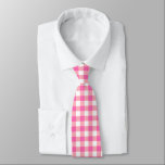 Gravata Xadrez de Cottagecore Rosa Gingham<br><div class="desc">Moderna tendência de piquenique primavera,  com padrão de tartan de xadrez gingham em cores rosa-quente e branco.</div>