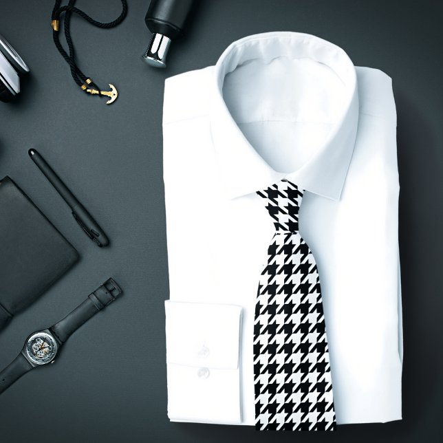 Gravata Xadrez Houndstooth Preto e Branco Clássico (A necktie with a B&W houndstooth pattern is featured on an assemblage of men's fashion accessories.)