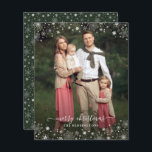Green Winter Snowflakes Foto de Natal<br><div class="desc">Orçamento Festivo Winter Snowflakes Fala Natal Cartões de Natal com fotografia a apresentar a sua fotografia e um doce quadro de flocos de neve brancos e brancos. O dorso é um verde-inverno, mas pode ser mudado. **O nosso documento sobre o ORÇAMENTO é menor, mais leve e mais delicado, mas ainda...</div>