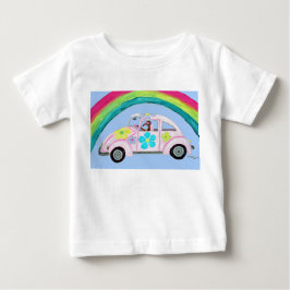 Greyhound em carro hippie com camiseta arco-íris