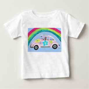 Greyhound em carro hippie com camiseta arco-íris