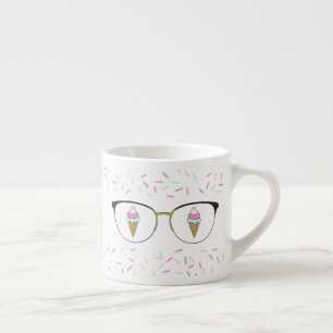 Gritar do olho para a caneca do café do sorvete