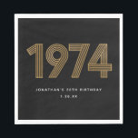 Guardanapo De Papel 1974 White Black 50th Birthday, Dourado branco<br><div class="desc">Celebrar com esses guardanapos de aniversário de 1974 inspiraram 50 anos. Personalizar com nome e data de nascimento.</div>