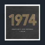 Guardanapo De Papel 1974 White Black 50th Birthday, Dourado branco<br><div class="desc">Celebrar com esses guardanapos de aniversário de 1974 inspiraram 50 anos. Personalizar com nome e data de nascimento.</div>