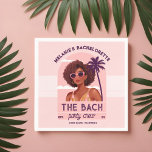 Guardanapo De Papel A Festa de solteira da Tripulação do Bach<br><div class="desc">Torne sua festa de solteira inesquecível com nossos bonecos de papel retrô modernos e divertidos. Perfeito adicional para a sua festa de solteira. Apresentando uma linda retrorada desenhada à mão vestindo óculos cor-de-rosa e cabelos castanhos encaracolados contra um céu vermelho pincelado com nuvens e palmeira, esta design é charmosa e...</div>