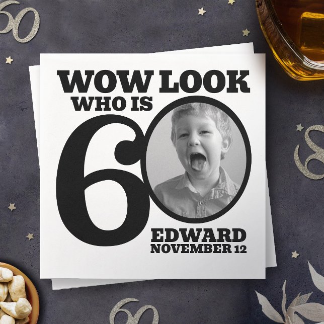 Guardanapo De Papel A foto de 60 anos, em preto e branco, parece quem  (Criador carregado)