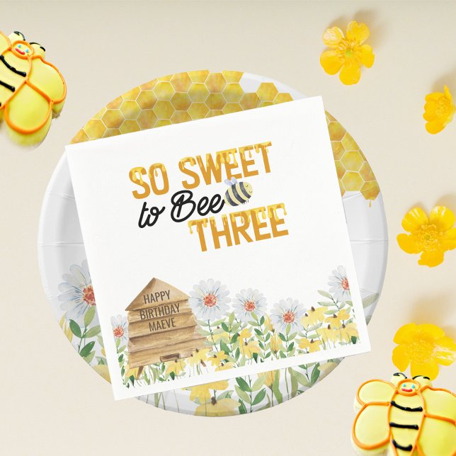 Guardanapo De Papel Abelha foi considerada doce na festa do aniversári (So Sweet to Bee Three is the perfect bee pun for a 3rd birthday. Napkins with personalized beehive)