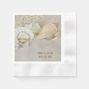 Guardanapo De Papel alianças de casamento e seashells na areia