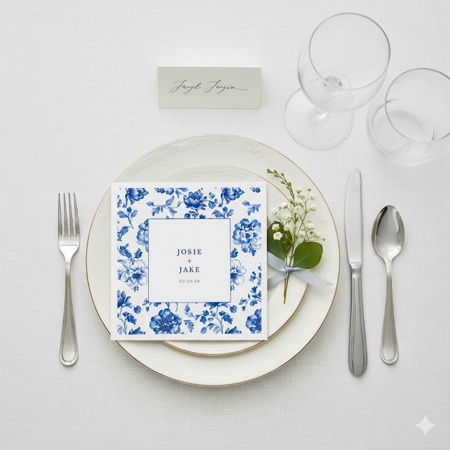 Guardanapo De Papel Anguardanapo de casamento branco e azul do softwar (White and blue delftware wedding napkin with bride and groom names.)