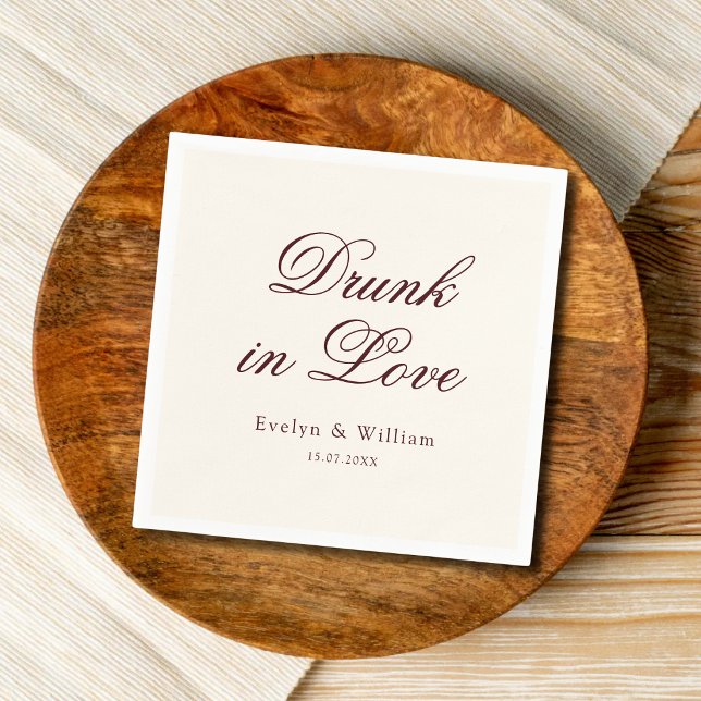 Guardanapo De Papel Bêbado de Amor Fancy Script Moderno Casamento Burg (Drunk in Love burgundy wedding napkins add a modern, romantic touch to your celebration.)