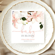 Bebê nos lírios florais brancos cor-de-rosa