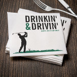 Guardanapo De Papel Bebidas e Festa de aniversário de Golfe Adulto em<br><div class="desc">Faça com que sua festa de aniversário de golfe acerte com esses Bebendos e guardanapos. Perfeito para uma comemoração temida de golfe, esses guardanapos adicionam um toque lúgubre às festividades. Excelentes para golfistas que adoram um bom jogo e uma boa bebida, são ideais para aniversários, festas de aposentadoria e encontros...</div>
