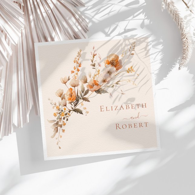 Guardanapo De Papel Boho Terracota Laranja Queimado Flores Silvestres  (Boho Terracotta Burnt Orange Wildflowers Wedding Napkins on a sunny table with white dry flowers)