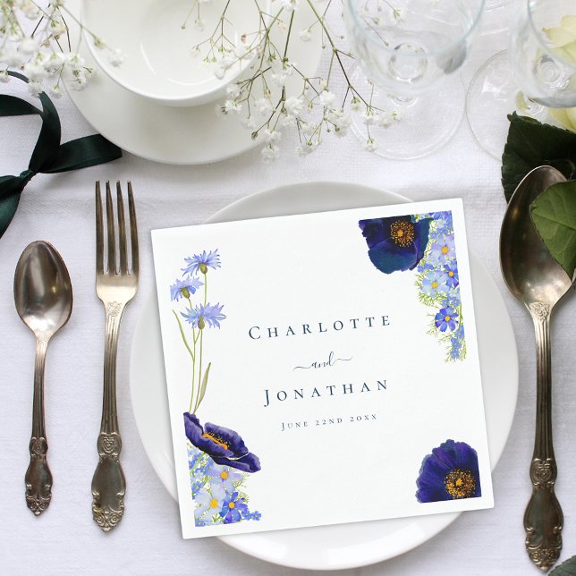 Guardanapo De Papel Casamento Azul de Flor Selvagem Moderno (Elegant blue wildflower watercolor wedding napkin with stylish typography bride and groom names)