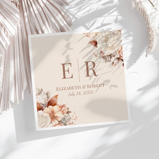 Guardanapo De Papel Casamento Blush Floral Mocha Mousse Monograma (Blush Floral Mocha Mousse Monogram Wedding Napkins on a sunny white boho table.)