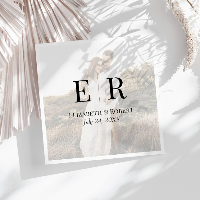 Guardanapo De Papel Casamento de Foto Personalizada Moderna Elegante (Modern Elegant Custom Photo Monogram Wedding Napkins on a sunny white table.)