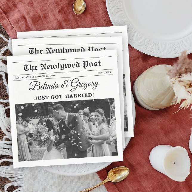 Guardanapo De Papel Casamento de Fotos Brancas e Negras (Wedding Newspaper Fun Black & White Photo Wedding Napkins)