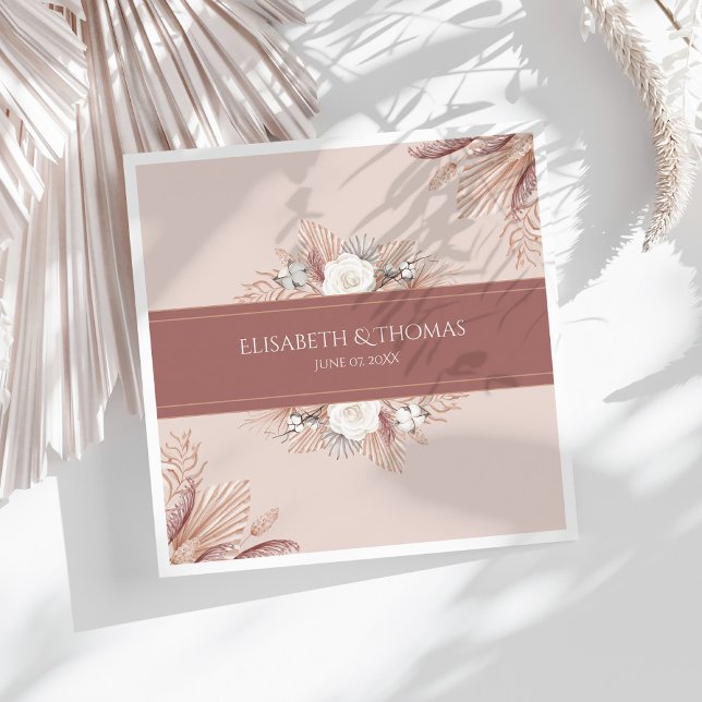 Guardanapo De Papel Casamento de Grama das Pampas Boho  (Boho Pampas Grass Wedding Napkins on a sunny white table with dry palm leaf.)