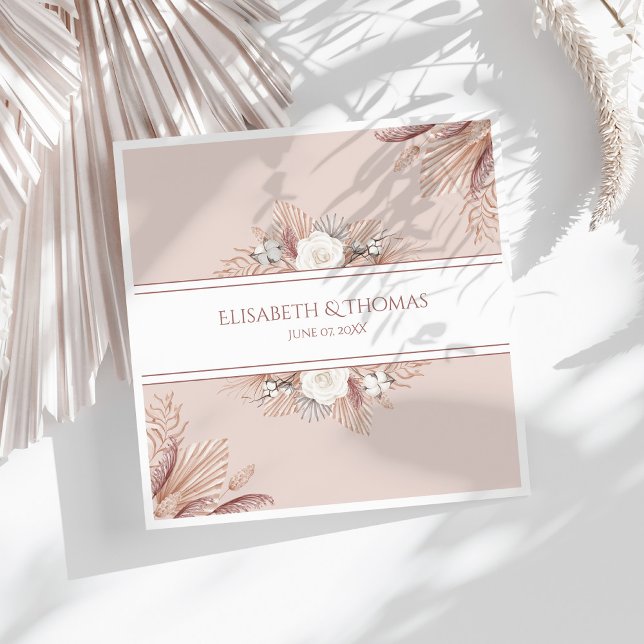 Guardanapo De Papel Casamento de Grama de Pampas Boho (Boho Pampas Grass Wedding Napkins on a sunny white table with dry palm leaf.)