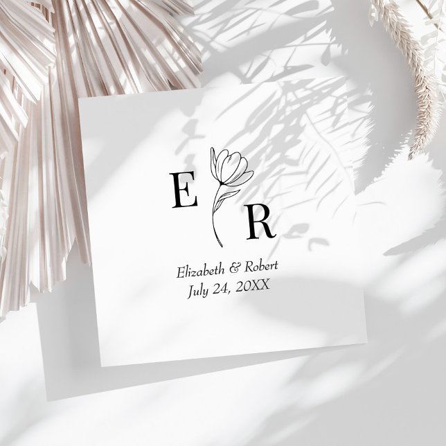 Guardanapo De Papel Casamento de Monograma Floral Branco e Preto (Black and White Floral Monogram Wedding Napkins on a sunny white wedding.)